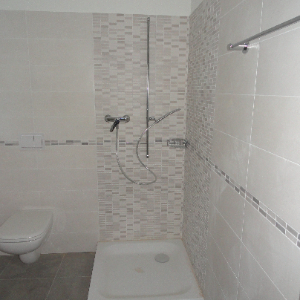 Bagno moderno con doccia e piastrelle a mosaico ristrutturato da NB Costruzioni