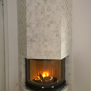 Camino angolare con rivestimento in marmo installazione interna