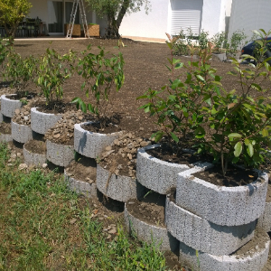 Muro di contenimento in cemento con vasi per giardino esterno