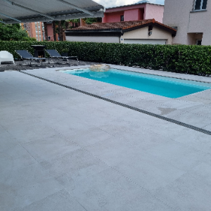 Piscina rettangolare in area relax esterna