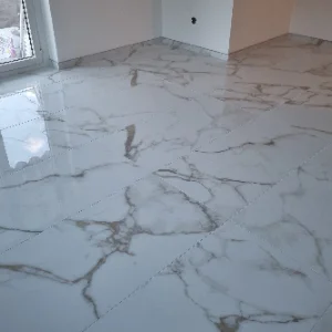 Posa professionale di piastrelle per ristrutturazione di interni eseguita da NB Costruzioni