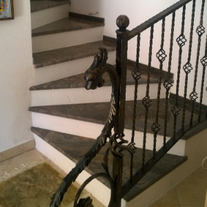 Scala interna con ringhiera decorativa in ferro battuto