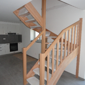 Scala in legno in cucina ristrutturazione interna