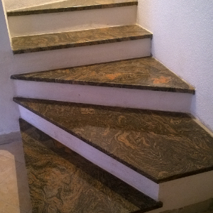 Scala in marmo marrone ristrutturazione interna